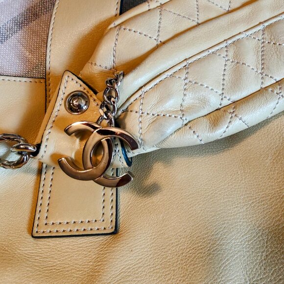 Chanel Weekender - Picture 4 of 15